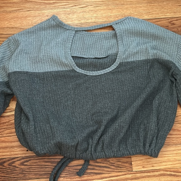 👚3/$20👚 NWOT Hollister Plush Color-Block Cut-Out Shirt - Picture 6 of 6